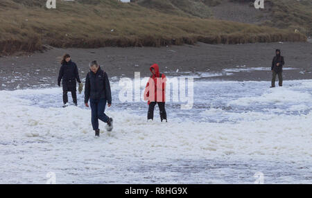 Rote Litze, Rosscarbery, West Cork, Irland, 15. Dezember 2018. Sturm Deirdre gab Strand Spaziergänger eine Decke von Luftblasen und Schaum durch zu gehen, peitschte der Welle tops durch die starken Winde, mit Böen bis zu 100 km/h. Credit: aphperspective/Alamy leben Nachrichten Stockfoto