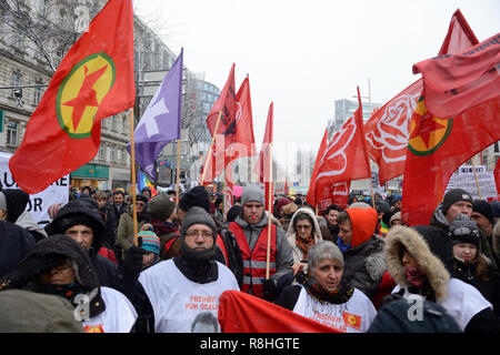 Wien, Österreich. 15. Dezember 2018. Der "heiße Herbst der Allianz", bestehend aus linksgerichteten und gewerkschaftlichen Organisationen, hat am Samstag eine "große Demonstration" gegen die österreichische Bundesregierung angekündigt, bei der bis zu zehntausend Demonstranten erwartet werden. Kredit: Franz Perc / Alamy Live News Stockfoto