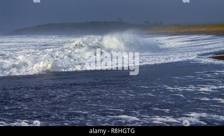 Rote Litze, Rosscarbery, West Cork, Irland, 15. Dezember 2018. Sturm Deirdre geschoben Wellen und Brandung gut am Strand heute, dass der Strand gefährliche für unvorsichtige Wanderer. Credit: aphperspective/Alamy leben Nachrichten Stockfoto