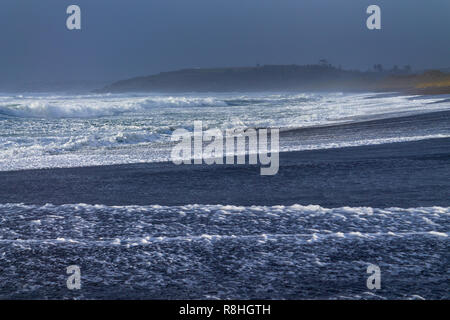 Rote Litze, Rosscarbery, West Cork, Irland, 15. Dezember 2018. Sturm Deirdre geschoben Wellen und Brandung gut am Strand heute, dass der Strand gefährliche für unvorsichtige Wanderer. Credit: aphperspective/Alamy leben Nachrichten Stockfoto