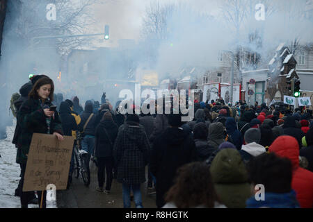 Wien, Österreich. 15. Dezember 2018. Der "heiße Herbst der Allianz", bestehend aus linksgerichteten und gewerkschaftlichen Organisationen, hat am Samstag eine "große Demonstration" gegen die österreichische Bundesregierung angekündigt, bei der bis zu zehntausend Demonstranten erwartet werden. Kredit: Franz Perc / Alamy Live News Stockfoto