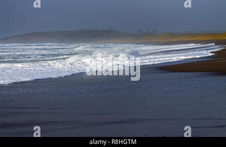 Rote Litze, Rosscarbery, West Cork, Irland, 15. Dezember 2018. Sturm Deirdre geschoben Wellen und Brandung gut am Strand heute, dass der Strand gefährliche für unvorsichtige Wanderer. Credit: aphperspective/Alamy leben Nachrichten Stockfoto