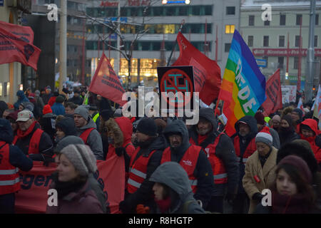 Wien, Österreich. 15. Dezember 2018. Der "heiße Herbst der Allianz", bestehend aus linksgerichteten und gewerkschaftlichen Organisationen, hat am Samstag eine "große Demonstration" gegen die österreichische Bundesregierung angekündigt, bei der bis zu zehntausend Demonstranten erwartet werden. Kredit: Franz Perc / Alamy Live News Stockfoto