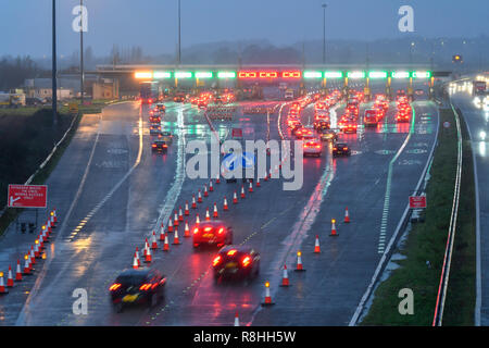 Severn Bridge, Wales, UK. 15. Dezember 2018. Verkehr in der Warteschlange für die Arbeit weiter zu entfernen drei der Severn Bridge Mautstellen auf der Autobahn M4 in Wales, UK vor der Maut ab Montag, den 17. Dezember verschrottet werden, wenn es gratis ist, die Brücke zu überqueren. Foto: Graham Jagd-/Alamy Live News Credit: Graham Jagd-/Alamy leben Nachrichten Stockfoto