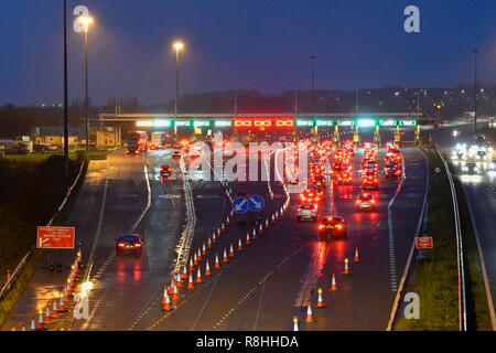 Severn Bridge, Wales, UK. 15. Dezember 2018. Verkehr Queuing bei Dämmerung für die Maut als Arbeit weiter zu entfernen drei der Severn Bridge Mautstellen auf der Autobahn M4 in Wales, UK vor der Maut ab Montag, den 17. Dezember verschrottet werden, wenn es gratis ist, die Brücke zu überqueren. Foto: Graham Jagd-/Alamy leben Nachrichten Stockfoto