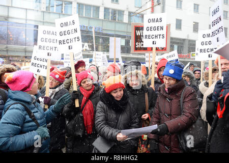 Wien, Österreich. 15. Dezember 2018. Der "heiße Herbst der Allianz", bestehend aus linksgerichteten und gewerkschaftlichen Organisationen, hat am Samstag eine "große Demonstration" gegen die österreichische Bundesregierung angekündigt, bei der bis zu zehntausend Demonstranten erwartet werden. Das Bild zeigt Großmütter gegen rechts. Kredit: Franz Perc / Alamy Live News Stockfoto