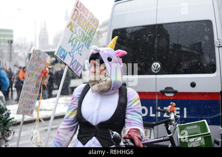 Wien, Österreich. 15. Dezember 2018. Der "heiße Herbst der Allianz", bestehend aus linksgerichteten und gewerkschaftlichen Organisationen, hat am Samstag eine "große Demonstration" gegen die österreichische Bundesregierung angekündigt, bei der bis zu zehntausend Demonstranten erwartet werden. Kredit: Franz Perc / Alamy Live News Stockfoto