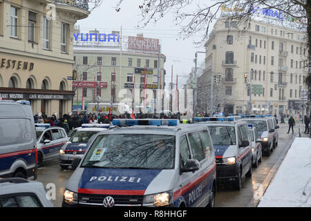 Wien, Österreich. 15. Dezember 2018. Der "heiße Herbst der Allianz", bestehend aus linksgerichteten und gewerkschaftlichen Organisationen, hat am Samstag eine "große Demonstration" gegen die österreichische Bundesregierung angekündigt, bei der bis zu zehntausend Demonstranten erwartet werden. Das Bild zeigt Polizeiautos. Kredit: Franz Perc / Alamy Live News Stockfoto