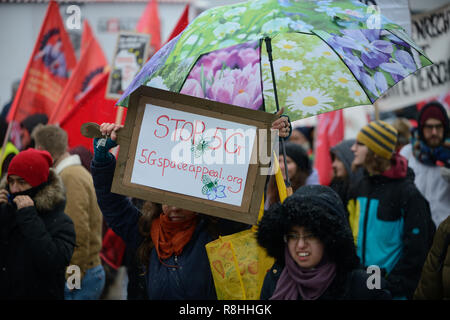 Wien, Österreich. 15. Dezember 2018. Der "heiße Herbst der Allianz", bestehend aus linksgerichteten und gewerkschaftlichen Organisationen, hat am Samstag eine "große Demonstration" gegen die österreichische Bundesregierung angekündigt, bei der bis zu zehntausend Demonstranten erwartet werden. Das Bild zeigt eine Tafel mit der Aufschrift „Stopp 5G“). Kredit: Franz Perc / Alamy Live News Stockfoto