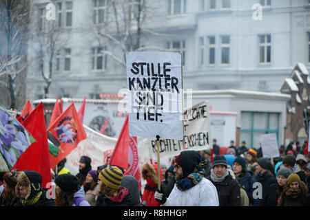 Wien, Österreich. 15. Dezember 2018. Der "heiße Herbst der Allianz", bestehend aus linksgerichteten und gewerkschaftlichen Organisationen, hat am Samstag eine "große Demonstration" gegen die österreichische Bundesregierung angekündigt, bei der bis zu zehntausend Demonstranten erwartet werden. Das Bild zeigt eine Tafel mit der Aufschrift „Stille Kanzler sind tief“). Kredit: Franz Perc / Alamy Live News Stockfoto