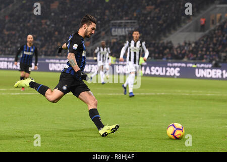 Mailand, Italien. 15. Dezember 2018. Foto Claudio Grassi/LaPresse 15 dicembre 2018 Milano (MI) Italia sport calcio Inter vs Udinese - Campionato di calcio Serie A TIM 2018/2019 - Stadio Giuseppe Meazza. Nella Foto: Matteo Politano (#16) Inter Mailand (MI) Italien Sport Fussball FC Internazionale Mailand vs Udinese Calcio - Italienische Fußball-Liga Serie A TIM 2018/2019 - Giuseppe Meazza Stadion. In der Pic: Matteo Politano (#16 Inter) Credit: LaPresse/Alamy Live News Credit: LaPresse/Alamy Live News Credit: LaPresse/Alamy leben Nachrichten Stockfoto