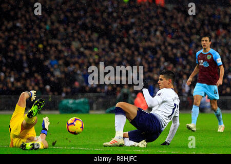 London, Großbritannien. 15. Dezember 2018. Erik Lamela von Tottenham Hotspur (R) sieht seinen Schuß am Ziel gespeichert von Torhüter Joe Hart von Burnley (L). EPL Premier League match, Tottenham Hotspur v Burnley im Wembley Stadion in London am Samstag, den 15. Dezember 2018. Dieses Bild dürfen nur für redaktionelle Zwecke verwendet werden. Nur die redaktionelle Nutzung, eine Lizenz für die gewerbliche Nutzung erforderlich. Keine Verwendung in Wetten, Spiele oder einer einzelnen Verein/Liga/player Publikationen. Quelle: Steffan Bowen/Andrew Orchard sport Fotografie/Alamy leben Nachrichten Stockfoto