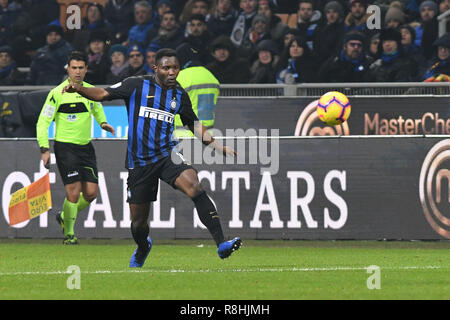 Mailand, Italien. 15. Dezember 2018. Mailand (MI) Italien Sport Fussball FC Internazionale Mailand vs Udinese Calcio - Italienische Fußball-Liga Serie A TIM 2018/2019 - Giuseppe Meazza Stadion. In der Pic: Kwadwo Asamoah (Nr. 18 Inter) Credit: LaPresse/Alamy Live News Credit: LaPresse/Alamy leben Nachrichten Stockfoto