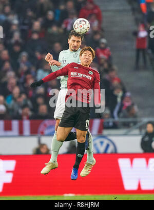 Hannover, Deutschland. 15. Dezember 2018. Mats HUMMELS, FCB 5 konkurrieren um die Kugel, Bekämpfung, Duell, Kopfzeile, Action, Kampf gegen Takuma ASANO, H 96 11 Hannover 96 - FC BAYERN MÜNCHEN - DFL-Bestimmungen verbieten die Verwendung von Fotografien als BILDSEQUENZEN und/oder quasi-VIDEO - 1. Deutschen Fußball-Bundesliga, Hannover, 15. Dezember 2018 Saison 2018/2019, Spieltag 15, FCB, Hannover, München, © Peter Schatz/Alamy leben Nachrichten Stockfoto