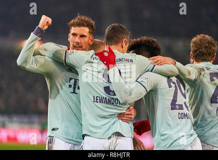 Hannover, Deutschland. 15. Dezember 2018. Robert Lewandowski, FCB 9 schießen Ziel für 0-4, feiert sein Ziel, Freude, Lachen, Leon Goretzka, FCB 18 Hannover 96 - FC BAYERN MÜNCHEN - DFL-Bestimmungen verbieten die Verwendung von Fotografien als BILDSEQUENZEN und/oder quasi-VIDEO - 1. Deutschen Fußball-Bundesliga, Hannover, 15. Dezember 2018 Saison 2018/2019, Spieltag 15, FCB, Hannover, München, © Peter Schatz/Alamy leben Nachrichten Stockfoto