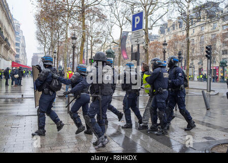 Paris, Frankreich. 15. Dezember 2018. Polizei nimmt Demonstrant. Gelbe Weste Gilet Jaune) Protest auf den Champs-Elysées, Paris, 15. Dezember 2018. Credit: Julien Garnier/Alamy leben Nachrichten Stockfoto