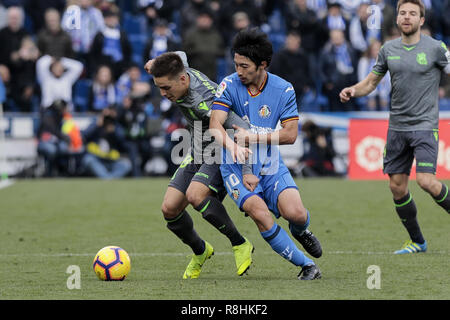 Getafe, Madrid, Spanien. 15 Dez, 2018. Von Getafe CF Gaku Shibasaki und Real Sociedad Antoni Gorosabel sind in Aktion während der Liga Fußballspiel zwischen Getafe CF und Real Sociedad San Sebastián im Coliseum Alfonso Perez in Getafe, Spanien gesehen. Credit: LEGAN S. Mace/SOPA Images/ZUMA Draht/Alamy leben Nachrichten Stockfoto