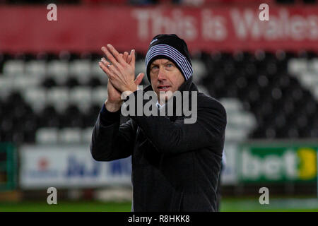 Swansea, Wales, UK. 15. Dezember 2018. Swansea City Manager Graham Potter begrüßt die Home Support nach seiner Mannschaft gegen Sheffield Wednesday gewinnen. EFL Skybet Meisterschaft übereinstimmen, Swansea City v Sheffield Mittwoch am Liberty Stadium in Swansea, Südwales am Samstag, den 15. Dezember 2018. Dieses Bild dürfen nur für redaktionelle Zwecke verwendet werden. Nur die redaktionelle Nutzung, eine Lizenz für die gewerbliche Nutzung erforderlich. Keine Verwendung in Wetten, Spiele oder einer einzelnen Verein/Liga/player Publikationen. pic von Lewis Mitchell / Andrew Orchard sport Fotografie/Alamy leben Nachrichten Stockfoto