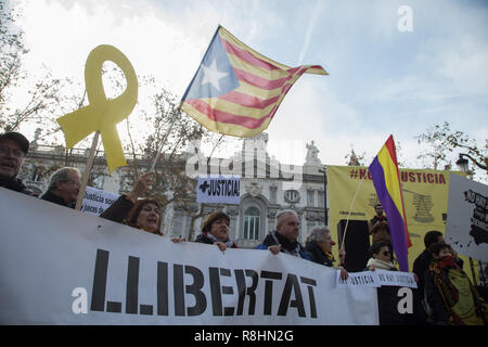 Madrid, Spanien. 15 Dez, 2018. Demonstranten gesehen schreien für die Freiheit der katalanischen Unabhängigkeit Führer unter einem gelben Band, die katalanische Flagge Die Flagge der Spanischen Republik während des Protestes. Unter dem Motto "Es gibt keine Gerechtigkeit'' etwa 150 Menschen vor dem Obersten Gericht protestiert, Gerechtigkeit und Freiheit für die Führer der Unabhängigkeitsbewegung in Katalonien gemäß Artikel 155 der spanischen Verfassung wie Oriol Junqueras, Jordi Turull, Raul Romeva, Joaquim Form, Jordi SÃ¡nchez oder Jordi Cuixart eingesperrt zu verlangen, unter vielen anderen. (Bild: © lito Lizana/SOP Stockfoto