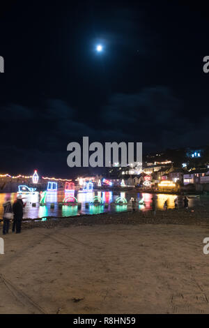 Fowey, Cornwall, UK, 15. Dezember 2018. Die mousehole Weihnachtsbeleuchtung waren an diesem Abend eingeschaltet und zieht eine große Zahl von Besuchern in den kleinen Hafenort im Süden westlich von Cornwall. Foto: Simon Maycock/Alamy leben Nachrichten Stockfoto