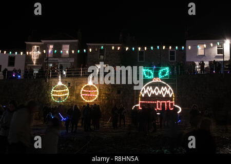 Fowey, Cornwall, UK, 15. Dezember 2018. Die mousehole Weihnachtsbeleuchtung waren an diesem Abend eingeschaltet und zieht eine große Zahl von Besuchern in den kleinen Hafenort im Süden westlich von Cornwall. Foto: Simon Maycock/Alamy leben Nachrichten Stockfoto