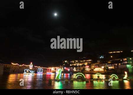 Fowey, Cornwall, UK, 15. Dezember 2018. Die mousehole Weihnachtsbeleuchtung waren an diesem Abend eingeschaltet und zieht eine große Zahl von Besuchern in den kleinen Hafenort im Süden westlich von Cornwall. Foto: Simon Maycock/Alamy leben Nachrichten Stockfoto