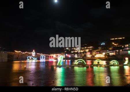 Fowey, Cornwall, UK, 15. Dezember 2018. Die mousehole Weihnachtsbeleuchtung waren an diesem Abend eingeschaltet und zieht eine große Zahl von Besuchern in den kleinen Hafenort im Süden westlich von Cornwall. Foto: Simon Maycock/Alamy leben Nachrichten Stockfoto