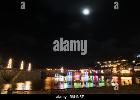 Fowey, Cornwall, UK, 15. Dezember 2018. Die mousehole Weihnachtsbeleuchtung waren an diesem Abend eingeschaltet und zieht eine große Zahl von Besuchern in den kleinen Hafenort im Süden westlich von Cornwall. Foto: Simon Maycock/Alamy leben Nachrichten Stockfoto