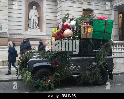 London, Großbritannien. 15. Dez 2018. London bereitet sich auf Weihnachten von dekorieren Autos, Geschäfte und Straßen, London, UK Credit: NASTJA M/Alamy leben Nachrichten Stockfoto