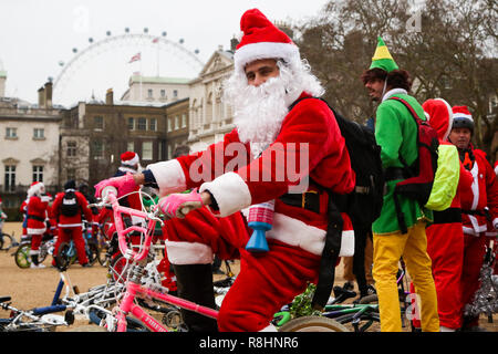 London, Großbritannien. 15 Dez, 2018. Ein Mann verkleidet als Weihnachtsmann ist vor dem Radfahren während der Veranstaltung gesehen. Radtouren durch London zu sensibilisieren und Geld für Evelina Londoner Kinderkrankenhaus (ECHO), für Kinder mit Herzerkrankungen. Die jährliche Veranstaltung begann vor vier Jahren nach Stephane Wright's Sohn Tommy, einen Herzinfarkt erlitten und verbrachte Zeit bei Evelina London. Tommy war nur 6 Monate alt, als er einen Herzinfarkt und starb fast. Glücklicherweise Tommy gut überstanden aber weitere Maßnahmen erfordern, wie er aufwächst, so wird mit der Zeit wieder in die evelina London Stockfoto