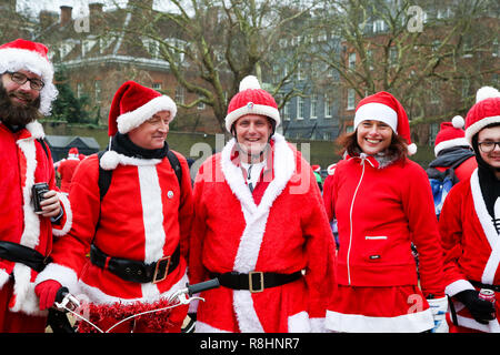 London, Großbritannien. 15 Dez, 2018. Verkleidet als Weihnachtsmann sind vor dem Radfahren während der Veranstaltung gesehen. Radtouren durch London zu sensibilisieren und Geld für Evelina Londoner Kinderkrankenhaus (ECHO), für Kinder mit Herzerkrankungen. Die jährliche Veranstaltung begann vor vier Jahren nach Stephane Wright's Sohn Tommy, einen Herzinfarkt erlitten und verbrachte Zeit bei Evelina London. Tommy war nur 6 Monate alt, als er einen Herzinfarkt und starb fast. Glücklicherweise Tommy gut überstanden aber weitere Maßnahmen erfordern, wie er wächst, so werden wieder in die Evelina in London ti Stockfoto