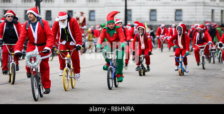 London, Großbritannien. 15 Dez, 2018. Verkleidet als Weihnachtsmann sind vor dem Radfahren während der Veranstaltung gesehen. Radtouren durch London zu sensibilisieren und Geld für Evelina Londoner Kinderkrankenhaus (ECHO), für Kinder mit Herzerkrankungen. Die jährliche Veranstaltung begann vor vier Jahren nach Stephane Wright's Sohn Tommy, einen Herzinfarkt erlitten und verbrachte Zeit bei Evelina London. Tommy war nur 6 Monate alt, als er einen Herzinfarkt und starb fast. Glücklicherweise Tommy gut überstanden aber weitere Maßnahmen erfordern, wie er wächst, so werden wieder in die Evelina in London ti Stockfoto