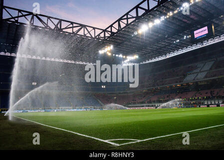 Mailand, Italien. 15. Dez 2018. Eine allgemeine Ansicht des Stadions bei Sonnenuntergang vor der Serie ein Fußballspiel, Inter Mailand vs Udinese Calcio im San Siro Meazza Stadion in Mailand, Italien am 15. Dezember 2018 Quelle: Piero Cruciatti/Alamy leben Nachrichten Stockfoto