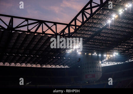 Mailand, Italien. 15. Dez 2018. Eine allgemeine Ansicht des Stadions bei Sonnenuntergang vor der Serie ein Fußballspiel, Inter Mailand vs Udinese Calcio im San Siro Meazza Stadion in Mailand, Italien am 15. Dezember 2018 Quelle: Piero Cruciatti/Alamy leben Nachrichten Stockfoto
