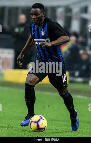 Mailand, Italien. 15. Dez 2018. Defender Kwadwo Asamoah (Inter) steuert die Kugel während der Serie ein Fußballspiel, Inter Mailand vs Udinese Calcio im San Siro Meazza Stadion in Mailand, Italien am 15. Dezember 2018 Quelle: Piero Cruciatti/Alamy leben Nachrichten Stockfoto