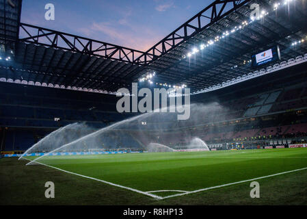 Mailand, Italien. 15. Dez 2018. Eine allgemeine Ansicht des Stadions bei Sonnenuntergang vor der Serie ein Fußballspiel, Inter Mailand vs Udinese Calcio im San Siro Meazza Stadion in Mailand, Italien am 15. Dezember 2018 Quelle: Piero Cruciatti/Alamy leben Nachrichten Stockfoto