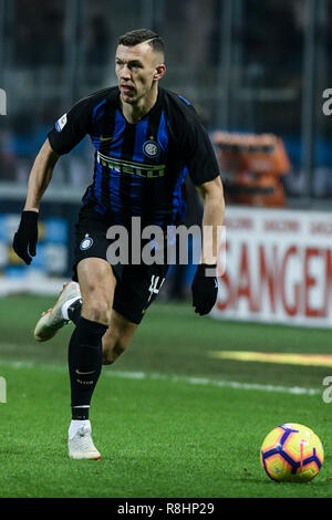 Mailand, Italien. 15. Dez 2018. Mittelfeldspieler Ivan Perisic (Inter) steuert die Kugel während der Serie ein Fußballspiel, Inter Mailand vs Udinese Calcio im San Siro Meazza Stadion in Mailand, Italien am 15. Dezember 2018 Quelle: Piero Cruciatti/Alamy leben Nachrichten Stockfoto