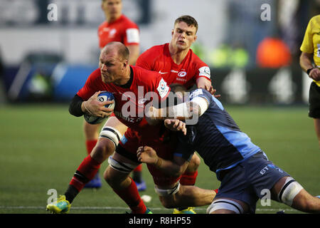 Cardiff, Wales, UK. 15. Dez 2018. Schalk Burger der Sarazenen in Angriff genommen wird. Heineken Champions Cup, pool 3 Rugby-Spiel, Cardiff Blues v Saracens am BT Sport in Cardiff Cardiff Arms Park am Samstag, dem 15. Dezember 2018. Dieses Bild dürfen nur für redaktionelle Zwecke verwendet werden. Redaktionelle Verwendung nur. pic von Andrew Obstgarten/Andrew Orchard sport Fotografie/Alamy leben Nachrichten Stockfoto