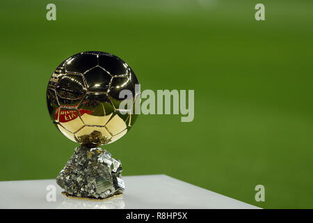 Madrid, Madrid, Spanien. 15 Dez, 2018. Der Ballon d'Or vor dem La Liga Fußballspiel zwischen Real Madrid und Rayo Vallecano im Estadio Santiago Bernabéu in Madrid gesehen. Credit: Manu Reino/SOPA Images/ZUMA Draht/Alamy leben Nachrichten Stockfoto