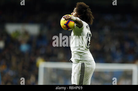 Madrid, Madrid, Spanien. 15 Dez, 2018. Marcelo (Real Madrid), die in Aktion während der Liga Fußballspiel zwischen Real Madrid und Rayo Vallecano im Estadio Santiago Bernabéu in Madrid gesehen. Credit: Manu Reino/SOPA Images/ZUMA Draht/Alamy leben Nachrichten Stockfoto