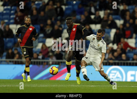 Madrid, Madrid, Spanien. 15 Dez, 2018. Dani Fernandez (Real Madrid) und Luis Advincula (Rayo Vallecano) sind in Aktion während der Liga Fußballspiel zwischen Real Madrid und Rayo Vallecano im Estadio Santiago Bernabéu in Madrid gesehen. Credit: Manu Reino/SOPA Images/ZUMA Draht/Alamy leben Nachrichten Stockfoto