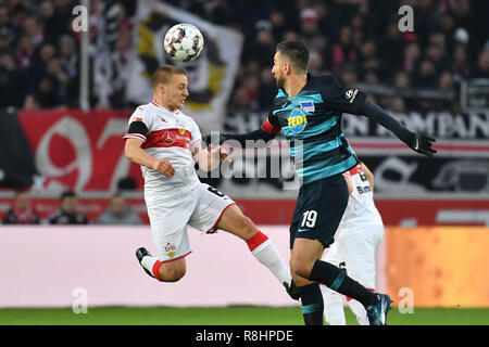 Stuttgart, Deutschland. 15 Dez, 2018. Santiago geht Ascacibar (VFB Stuttgart), Aktion, Duelle gegen Vedad IBISEVIC (Hertha BSC), Fußball 1. 1. Fussballbundesliga, 15. Spieltag, Spieltag 15, VFB Stuttgart-Hertha BSC (B) 2-1, auf 01/09/Stuttgart/Deutschland 2018. MERCEDES BENZ ARENA. DFL BESTIMMUNGEN VERBIETEN DIE VERWENDUNG DER FOTOGRAFIE ALS BILD-SEQUENZEN UND/ODER QUASI-VIDEO. | Verwendung der weltweiten Kredit: dpa/Alamy leben Nachrichten Stockfoto