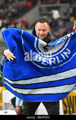 Stuttgart, Deutschland. 15 Dez, 2018. Pal DARDAI, Coach (Hertha BSC) mit einer Decke mit Hertha Club Logo. Fussball 1. 1. Fussballbundesliga, 15. Spieltag, Spieltag 15, VFB Stuttgart-Hertha BSC (B) 2-1, auf 01/09/Stuttgart/Deutschland 2018. MERCEDES BENZ ARENA. DFL BESTIMMUNGEN VERBIETEN DIE VERWENDUNG DER FOTOGRAFIE ALS BILD-SEQUENZEN UND/ODER QUASI-VIDEO. | Verwendung der weltweiten Kredit: dpa/Alamy leben Nachrichten Stockfoto