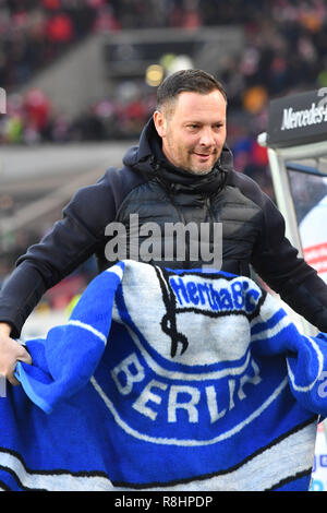 Stuttgart, Deutschland. 15 Dez, 2018. Pal DARDAI, Coach (Hertha BSC) mit einer Decke mit Hertha Club Logo. Fussball 1. 1. Fussballbundesliga, 15. Spieltag, Spieltag 15, VFB Stuttgart-Hertha BSC (B) 2-1, auf 01/09/Stuttgart/Deutschland 2018. MERCEDES BENZ ARENA. DFL BESTIMMUNGEN VERBIETEN DIE VERWENDUNG DER FOTOGRAFIE ALS BILD-SEQUENZEN UND/ODER QUASI-VIDEO. | Verwendung der weltweiten Kredit: dpa/Alamy leben Nachrichten Stockfoto