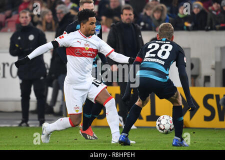 Stuttgart, Deutschland. 15 Dez, 2018. Daniel DIDAVI (VFB Stuttgart), Aktion, Duelle gegen Fabian Lustenberger (Hertha BSC). Fußball 1. 1. Fussballbundesliga, 15. Spieltag, Spieltag 15, VFB Stuttgart-Hertha BSC (B) 2-1, auf 01/09/Stuttgart/Deutschland 2018, MERCEDES BENZ ARENA. DFL BESTIMMUNGEN VERBIETEN DIE VERWENDUNG DER FOTOGRAFIE ALS BILD-SEQUENZEN UND/ODER QUASI-VIDEO. | Verwendung der weltweiten Kredit: dpa/Alamy leben Nachrichten Stockfoto