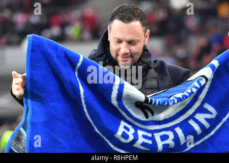 Stuttgart, Deutschland. 15 Dez, 2018. Pal DARDAI, Coach (Hertha BSC) mit einer Decke mit Hertha Club Logo. Fussball 1. 1. Fussballbundesliga, 15. Spieltag, Spieltag 15, VFB Stuttgart-Hertha BSC (B) 2-1, auf 01/09/Stuttgart/Deutschland 2018. MERCEDES BENZ ARENA. DFL BESTIMMUNGEN VERBIETEN DIE VERWENDUNG DER FOTOGRAFIE ALS BILD-SEQUENZEN UND/ODER QUASI-VIDEO. | Verwendung der weltweiten Kredit: dpa/Alamy leben Nachrichten Stockfoto