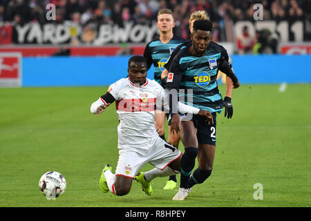 Stuttgart, Deutschland. 15 Dez, 2018. Jordan TORUNARIGHA (Hertha BSC), Aktion, Duellen gegen Chadrac AKOLO (VFB Stuttgart). Fussball 1. 1. Fussballbundesliga, 15. Spieltag, Spieltag 15, VFB Stuttgart-Hertha BSC (B) 2-1, auf 01/09/Stuttgart/Deutschland 2018. MERCEDES BENZ ARENA. DFL BESTIMMUNGEN VERBIETEN DIE VERWENDUNG DER FOTOGRAFIE ALS BILD-SEQUENZEN UND/ODER QUASI-VIDEO. | Verwendung der weltweiten Kredit: dpa/Alamy leben Nachrichten Stockfoto