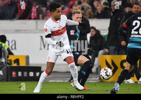 Stuttgart, Deutschland. 15 Dez, 2018. Daniel DIDAVI (VFB Stuttgart), Aktion, Duellen. Fussball 1. 1. Fussballbundesliga, 15. Spieltag, Spieltag 15, VFB Stuttgart-Hertha BSC (B) 2-1, auf 01/09/Stuttgart/Deutschland 2018. MERCEDES BENZ ARENA. DFL BESTIMMUNGEN VERBIETEN DIE VERWENDUNG DER FOTOGRAFIE ALS BILD-SEQUENZEN UND/ODER QUASI-VIDEO. | Verwendung der weltweiten Kredit: dpa/Alamy leben Nachrichten Stockfoto