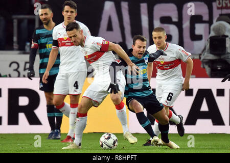 Stuttgart, Deutschland. 15 Dez, 2018. Christian Gentner (VFB Stuttgart), Aktion, Duelle gegen Wladimir DARIDA (Hertha BSC). Fussball 1. 1. Fussballbundesliga, 15. Spieltag, Spieltag 15, VFB Stuttgart-Hertha BSC (B) 2-1, auf 01/09/Stuttgart/Deutschland 2018. MERCEDES BENZ ARENA. DFL BESTIMMUNGEN VERBIETEN DIE VERWENDUNG DER FOTOGRAFIE ALS BILD-SEQUENZEN UND/ODER QUASI-VIDEO. | Verwendung der weltweiten Kredit: dpa/Alamy leben Nachrichten Stockfoto