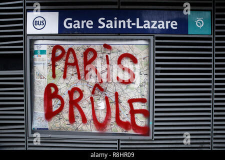 Paris, Frankreich. 15. Dezember 2018. Menschen nehmen an einem Protestmarsch der gelben Westen gegen das Steigen des Treibstoff- und Ölpreise. Credit: ALEXANDROS MICHAILIDIS/Alamy leben Nachrichten Stockfoto